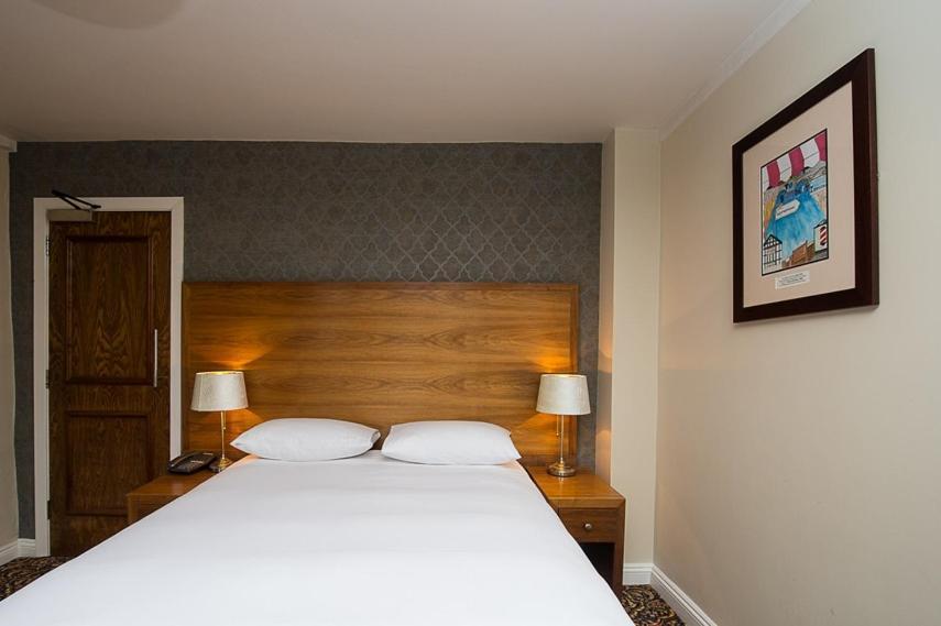 George Hotel Wetherspoon Бюдли Екстериор снимка